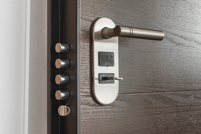 Comment installer des verrous deux-points sur une porte ?