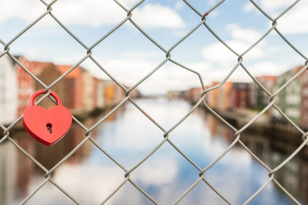 cadenas sur une grille , cadenas amour