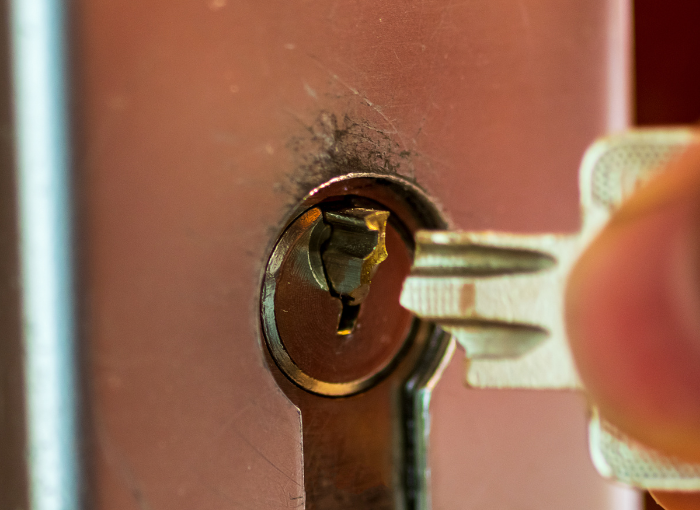 Comment retirer une clé cassée dans une serrure ?
